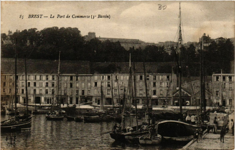 Carte postale ancienne Brest - Le Port de Commerce (3* Bassin) à Brest