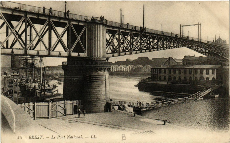 Carte postale ancienne Brest - Le Pont National à Brest