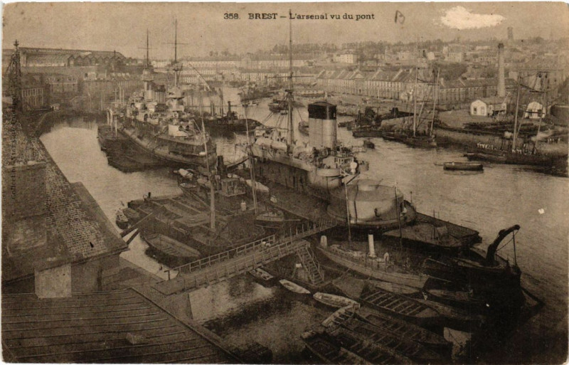 Carte postale ancienne Brest - L'arsenal vu du pont à Brest