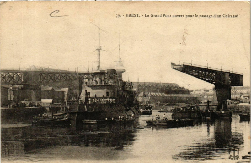 Carte postale ancienne Brest - Le Grand Pont ouvert pour le passage d'un Cuirasse à Brest