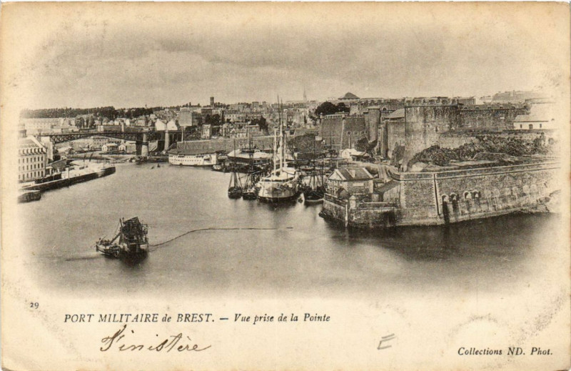 Carte postale ancienne Port Militaire de Brest - Vue prise de la Pointe à Brest