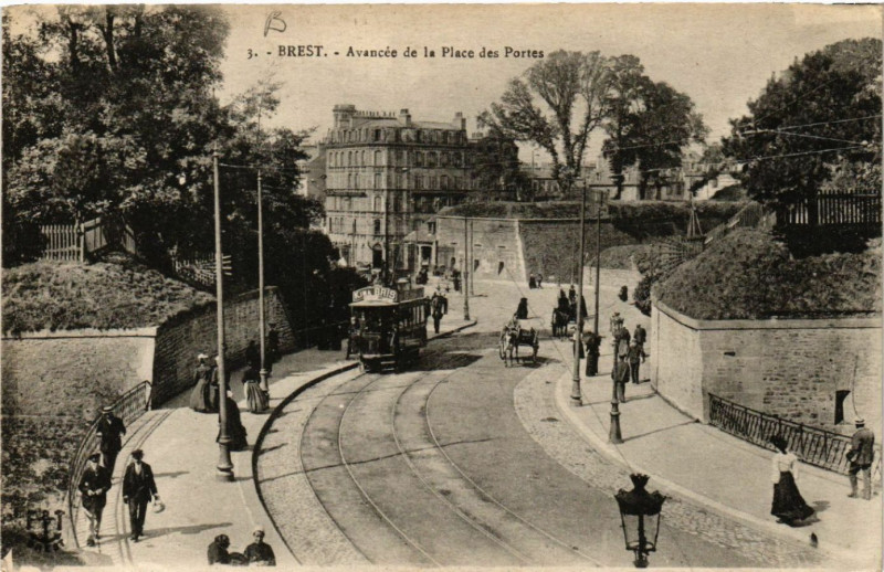 Carte postale ancienne Brest - Avencée de la Place des Portes à Brest