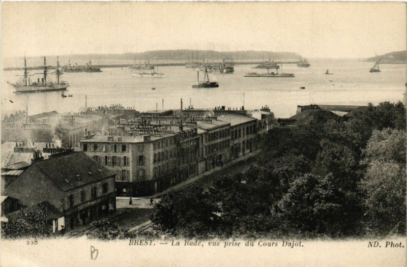 Carte postale ancienne Brest - La Rade vue prise du Cours Dajot à Brest