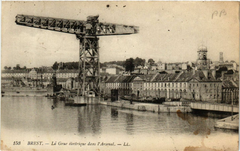 Carte postale ancienne Brest - La Grue electrique dans l'Arsenal à Brest