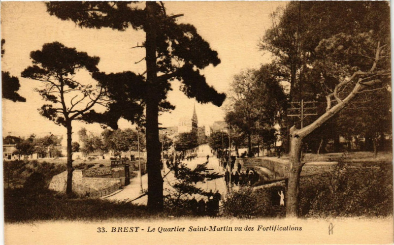 Carte postale ancienne Brest - Le Quartier Saint-Martin vu des Fortifications à Brest