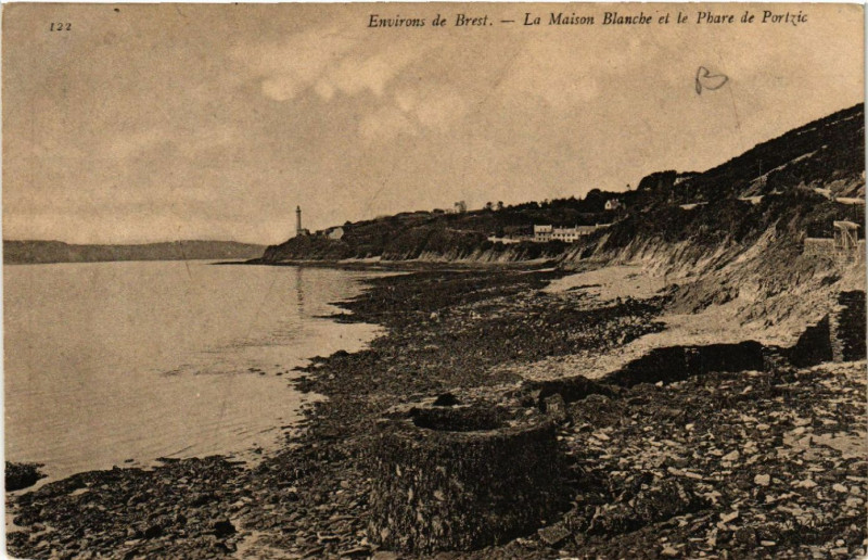Carte postale ancienne Env. de Brest - La Maison Blanche et le Phare de Portzie à Brest