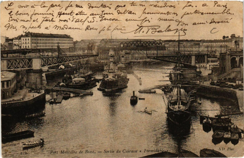 Carte postale ancienne Port Militaire de Brest - Sortie du Cuirasse Formidable à Brest