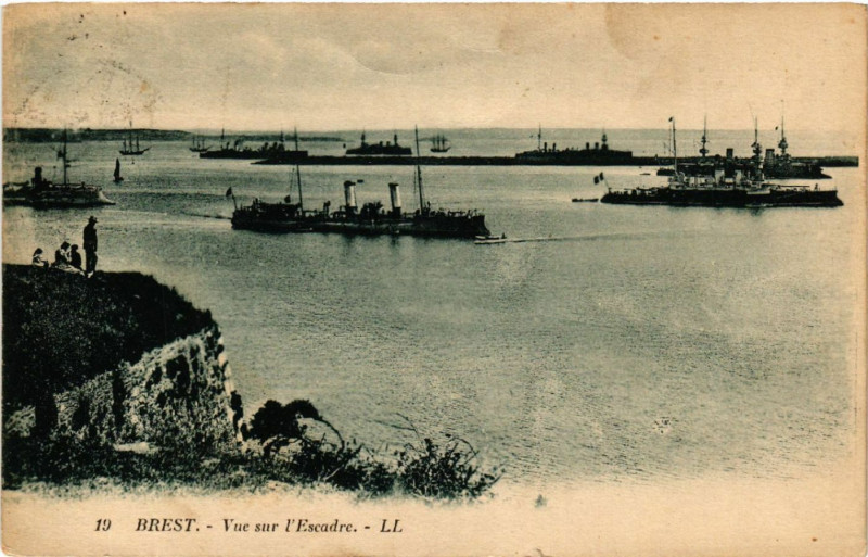 Carte postale ancienne Brest - Vue sur l'Escadre à Brest