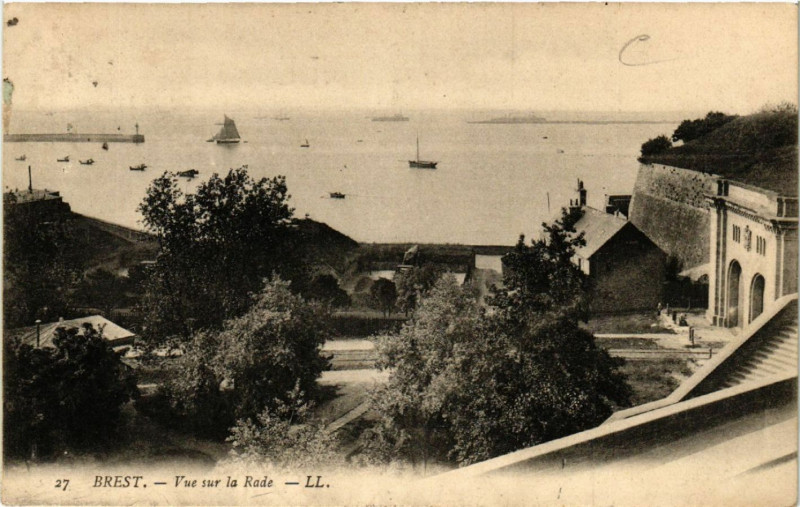Carte postale ancienne Brest - Vue sur la Rade à Brest