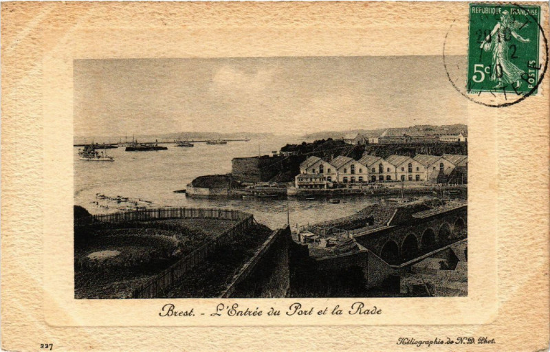 Carte postale ancienne Brest - L'Entrée du Port et la Rade à Brest