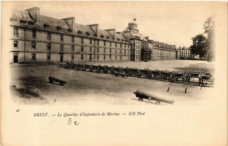 Carte postale ancienne Brest - Le Quartier d'Infanterie de Marine à Brest