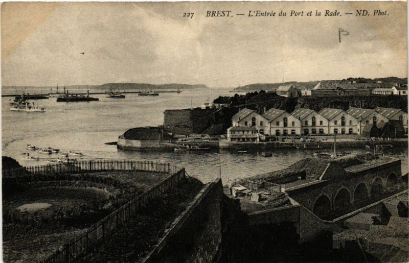 Carte postale ancienne Brest - L'Entrée du Port et la Rade à Brest