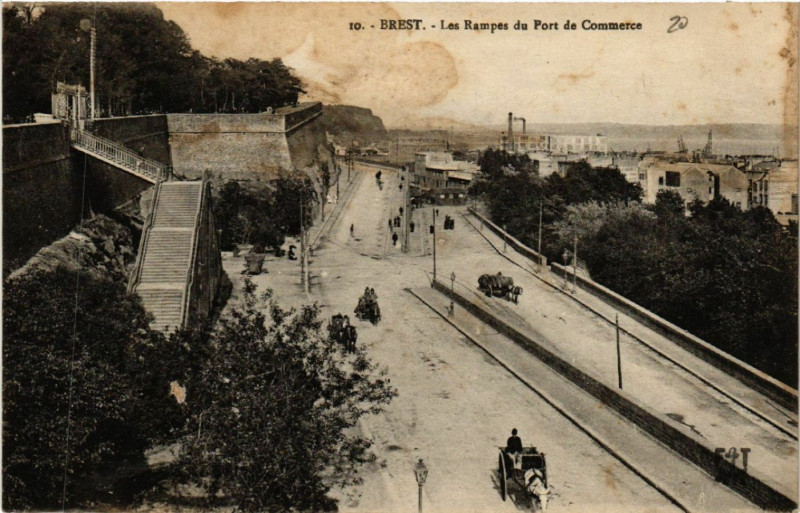 Carte postale ancienne Brest - Les Rampes du Port de Commerce à Brest