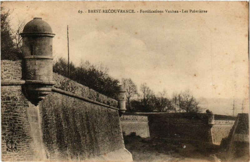 Carte postale ancienne Brest-Recouvrance - Fortifications Vauban - Les Poivrieres à Brest