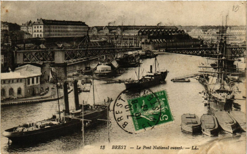 Carte postale ancienne Brest - Le Pont National ouvert à Brest