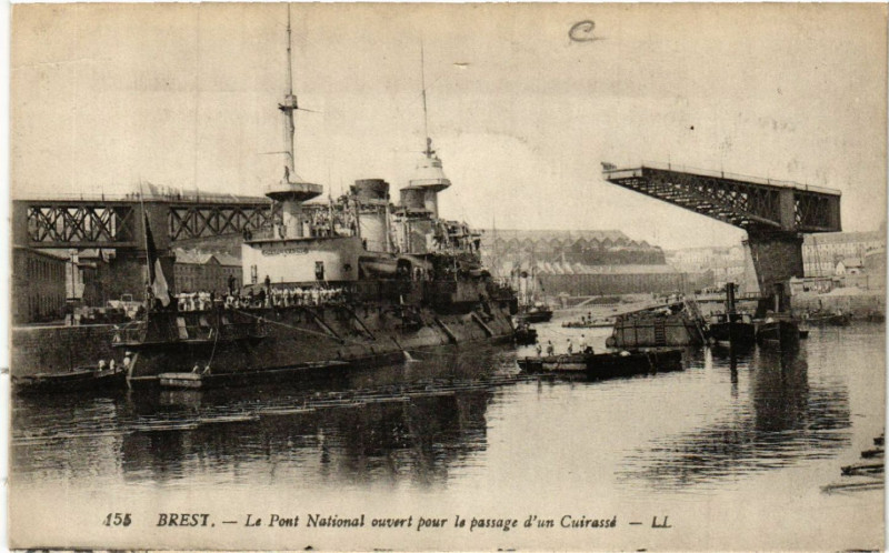 Carte postale ancienne Brest - Le Pont National ouvert pour la passage d'un Cuirasse à Brest