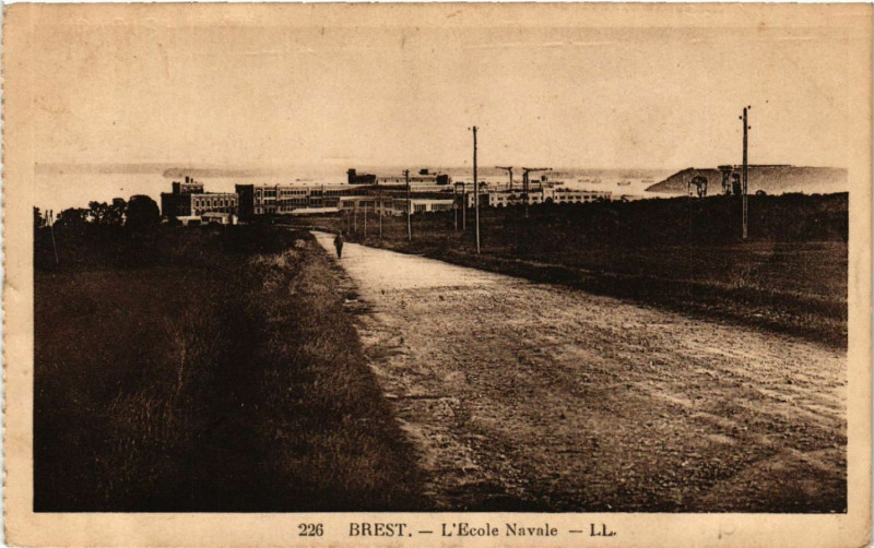 Carte postale ancienne Brest - L'Ecole Navale à Brest
