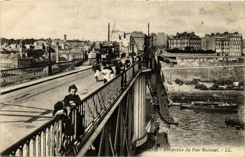 Carte postale ancienne Brest - Perspective du Pont National à Brest