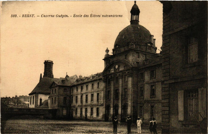 Carte postale ancienne Brest - Caserne Guepin - Ecole des Eleves mecaniciens à Brest