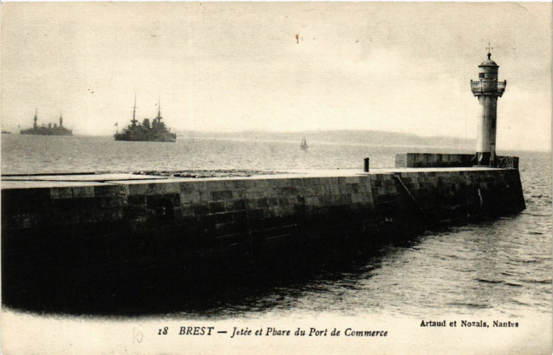 Carte postale ancienne Brest - Jetée et Phare du Port de Commerce à Brest