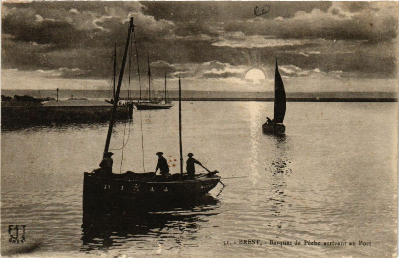 Carte postale ancienne Brest - Barques de Peche arrivant au Port à Brest