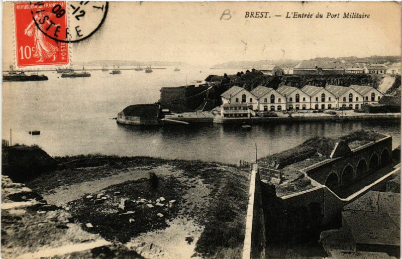 Carte postale ancienne Brest - L'Entrée du Port Militaire à Brest