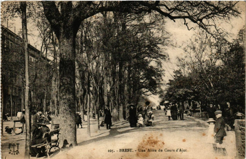 Carte postale ancienne Brest - Une Allée du Cours d'Ajot à Brest