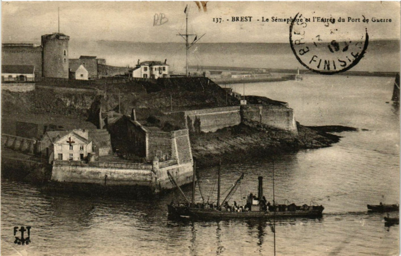 Carte postale ancienne Brest - Le Semaphore et l'Entrée du Port de Guerre à Brest