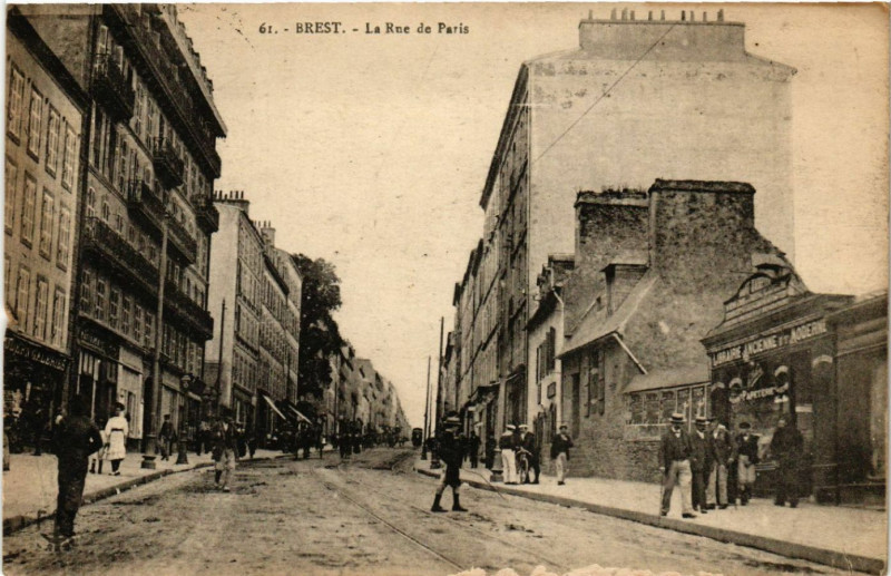 Carte postale ancienne Brest - La Rue de Paris à Brest