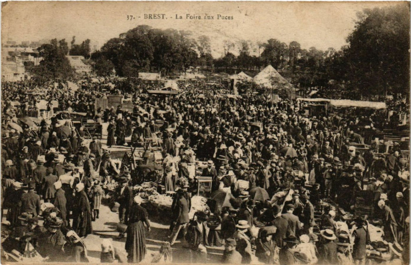 Carte postale ancienne Brest - La Foire aux Puces à Brest