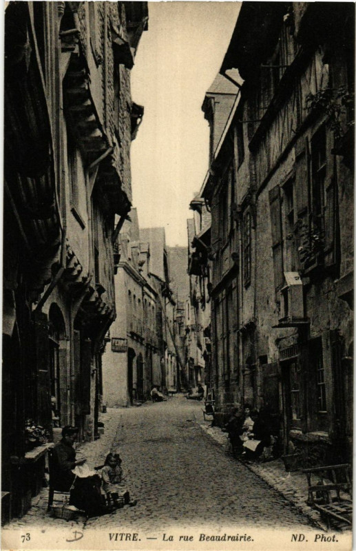 Carte postale ancienne Vitre - La rue Beaudrairie à Vitré