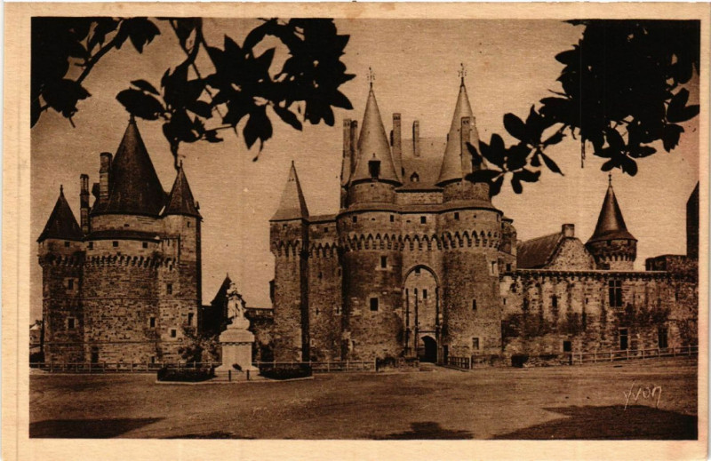 Carte postale ancienne Bretagne - Vitre - Le Chatelet à Vitré