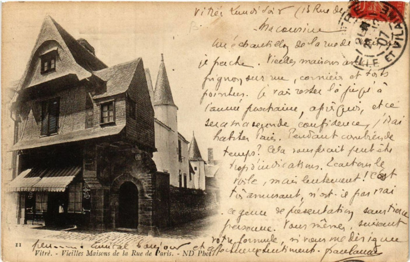 Carte postale ancienne Vitre - Vieilles Maisons de la Rue de Paris à Vitré