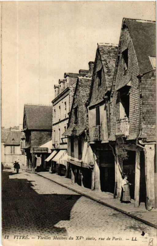 Carte postale ancienne Vitre - Vieilles Maisons du Xv siecle rue de Paris à Vitré