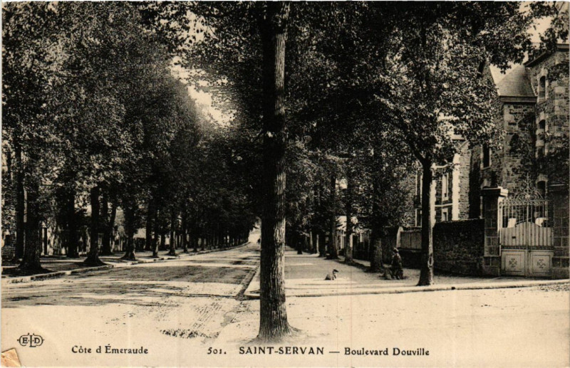 Carte postale ancienne Saint-Servan - Boulevard Douville