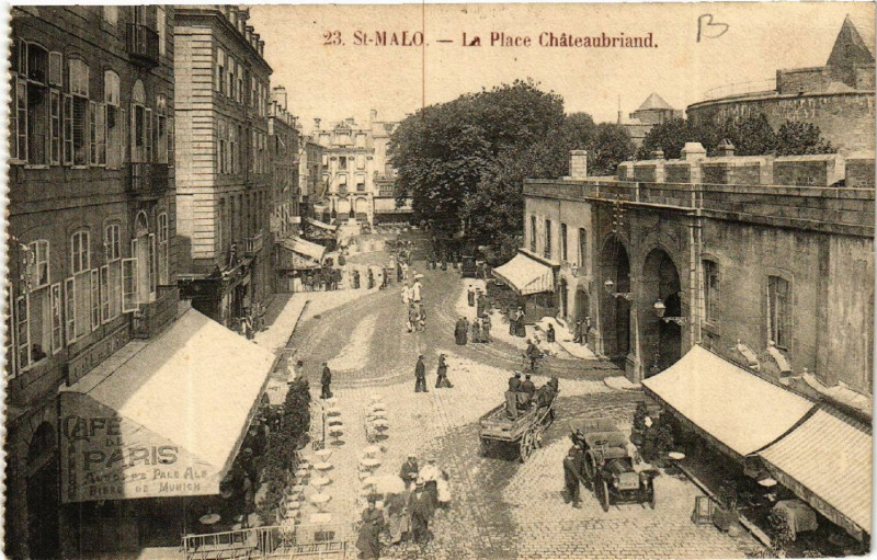 Carte postale ancienne Saint-Malo - La Place Cheteaubriand à Saint-Malo