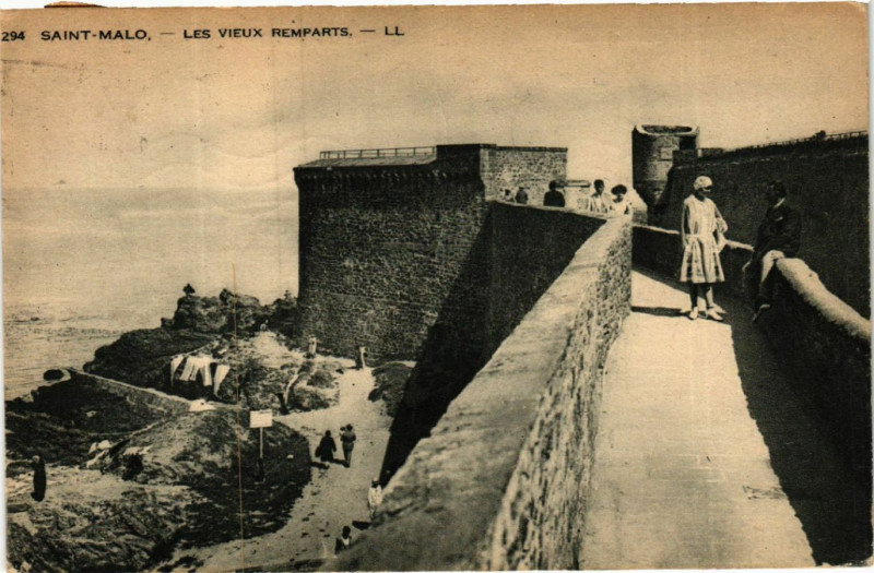 Carte postale ancienne Saint-Malo - Les Vieux Remparts à Saint-Malo