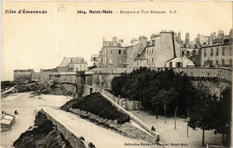 Carte postale ancienne Saint-Malo - Remparts et Tour Bidouane à Saint-Malo