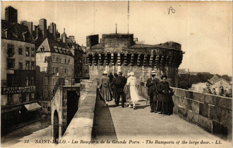 Carte postale ancienne Saint-Malo - Les Remparts de la Grande Porte - The Remparts of the à Saint-Malo