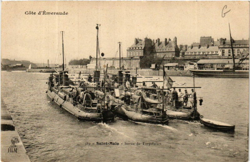 Carte postale ancienne Saint-Malo - Sortie de Torpilleurs à Saint-Malo