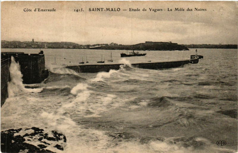 Carte postale ancienne Saint-Malo - Etude de Vagues - Le Mole des Noires à Saint-Malo