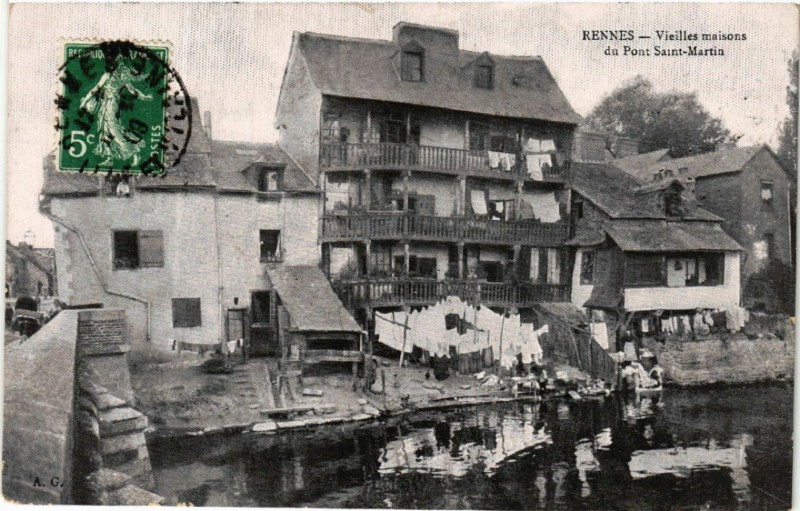 Carte postale ancienne Rennes - Vieilles maisons du Pont Saint-Martin à Rennes