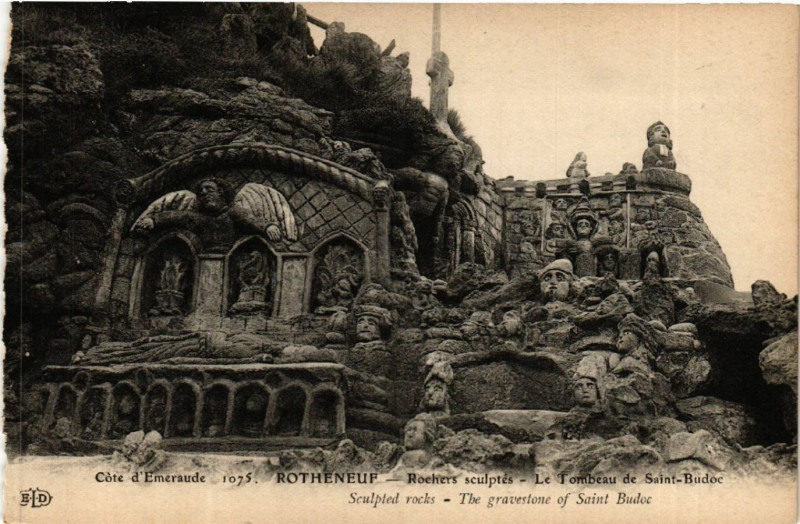 Carte postale ancienne Rotheneuf - Rochers sculptes-Le Tombeau de Saint-(584335)