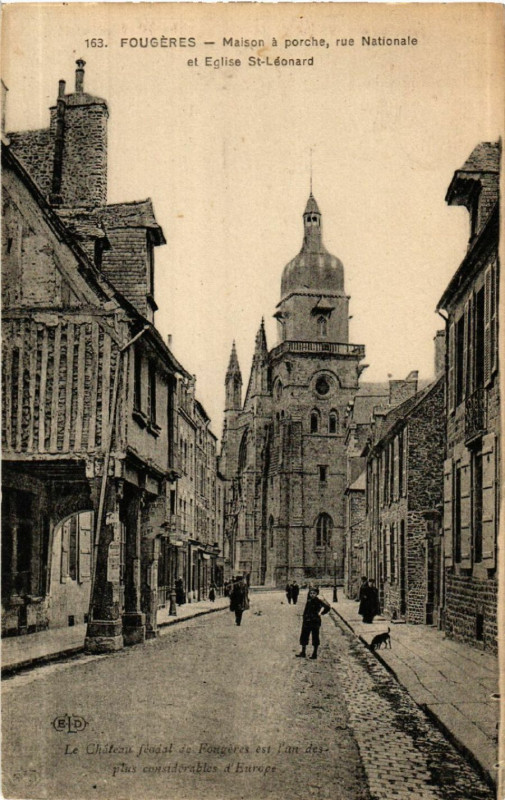 Carte postale ancienne Fougeres - Maison a porche rue Nationale et Eglise Saint-Leonard à Fougères