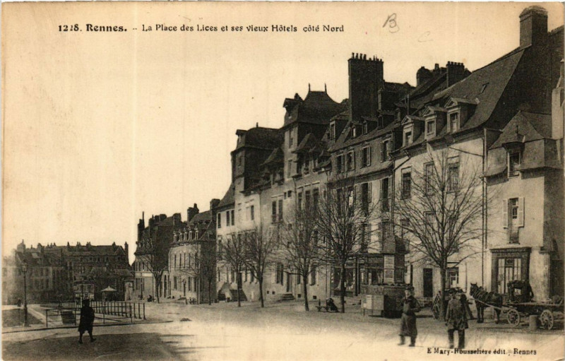 Carte postale ancienne Rennes - La Place des Lices et ses vieux Hotels cote Nord à Rennes