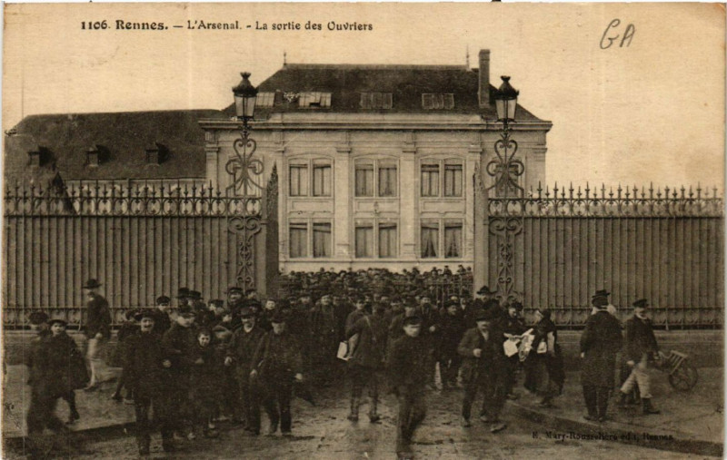 Carte postale ancienne Rennes - L'Arsenal - La sortie des Ouvriers à Rennes