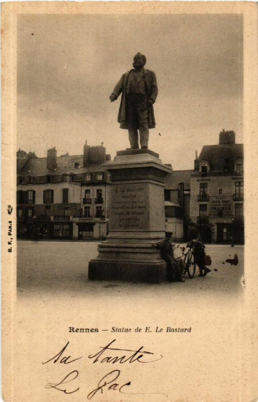 Carte postale ancienne Rennes - Statue de E. le Bastard à Rennes