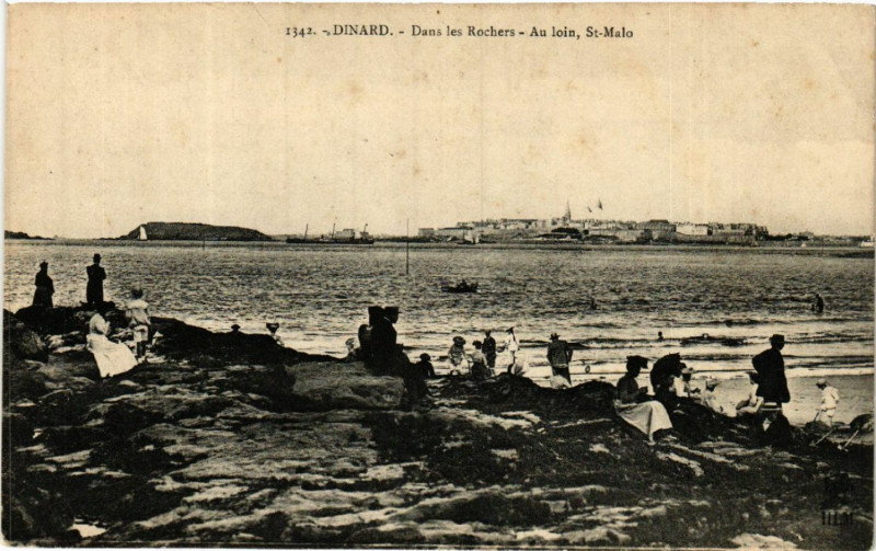 Carte postale ancienne Dinard - Dans les Rochers - Au loin Saint-Malo à Dinard