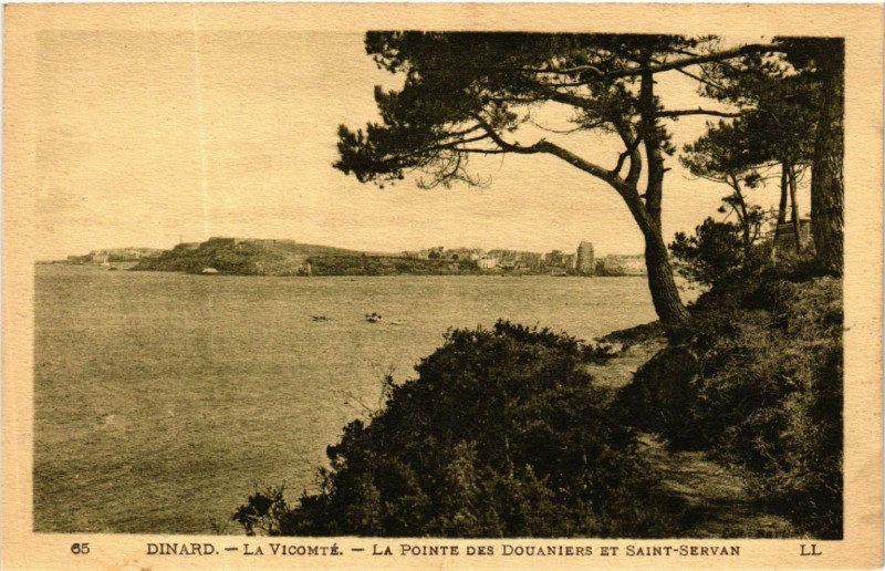 Carte postale ancienne Dinard - La Vicomte - La Pointe des Douaniers et Saint-Servan à Dinard