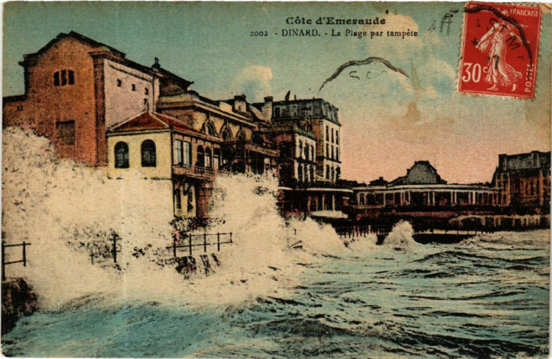 Carte postale ancienne Dinard - La Plage par tempete à Dinard